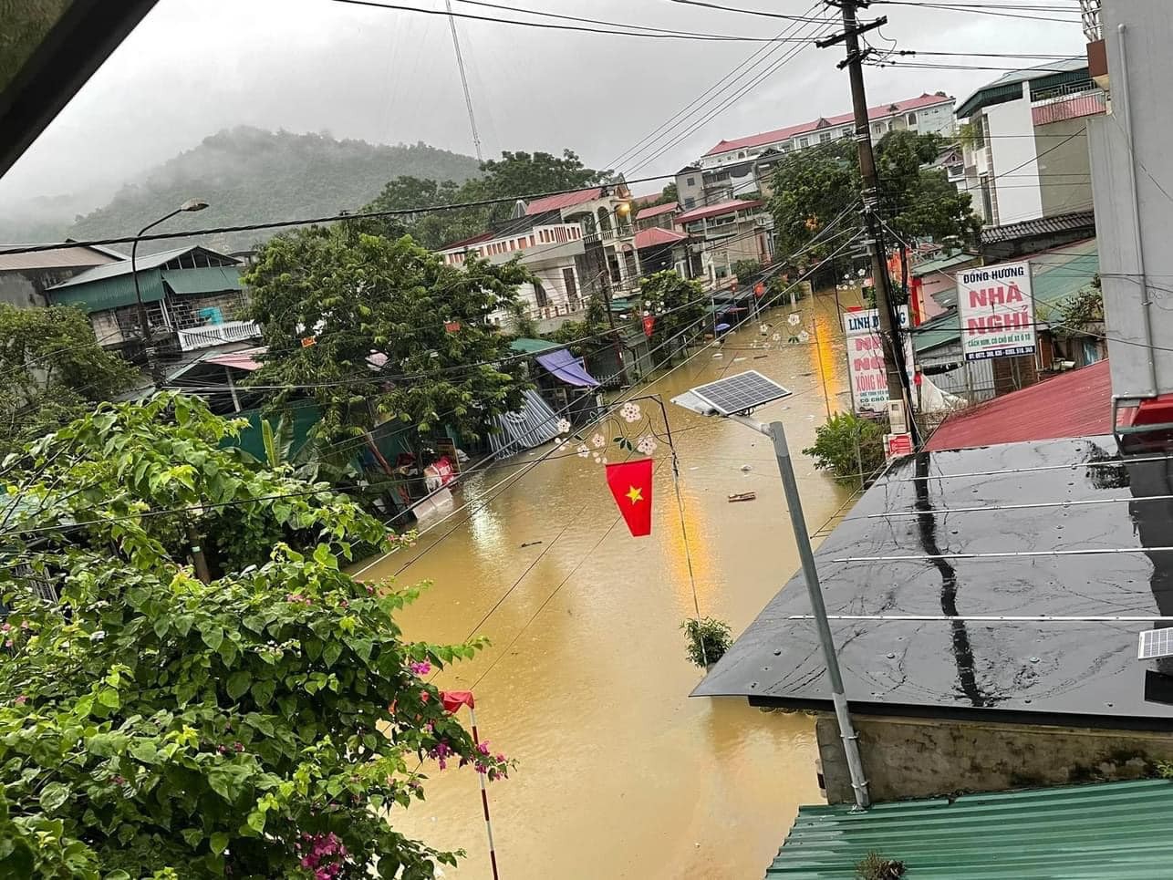 Nước sông Lô dâng cao trên mức báo động 3, Tuyên Quang ngập sâu trên 2m - Ảnh 3.