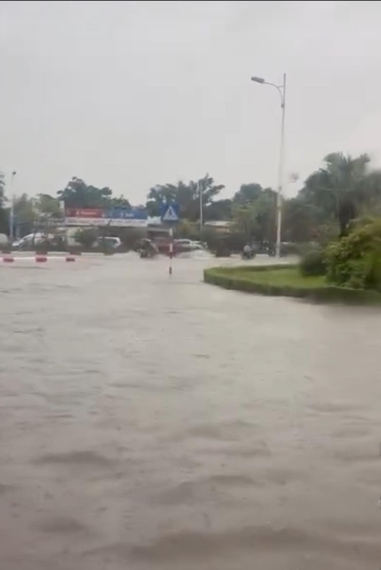 Ngay lúc này: Cầu Vĩnh Tuy hướng về Long Biên ùn tắc nghiêm trọng hàng cây số, tài xế chôn chân cả tiếng- Ảnh 4.