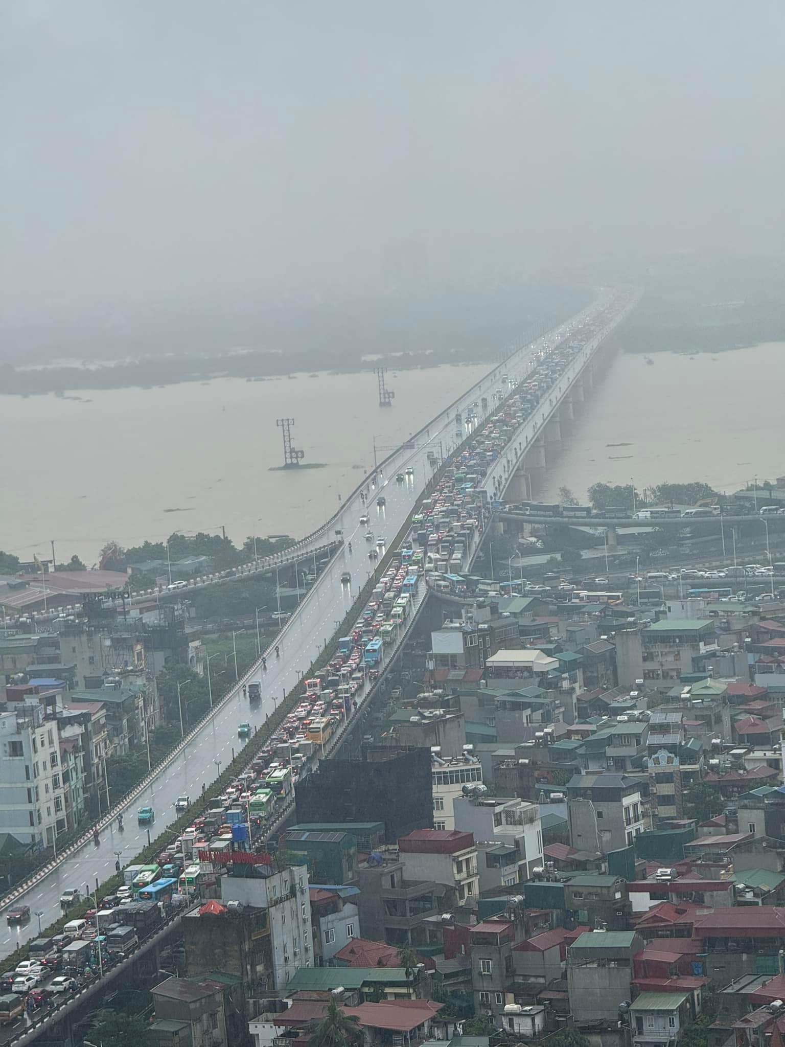 Ngay lúc này: Cầu Vĩnh Tuy hướng về Long Biên ùn tắc nghiêm trọng hàng cây số, tài xế chôn chân cả tiếng- Ảnh 2.