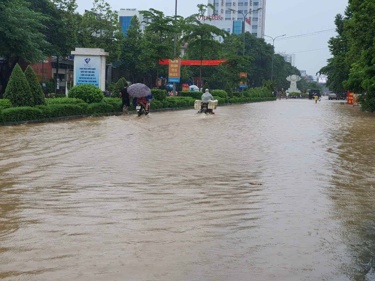 Nước sông Lô dâng cao trên mức báo động 3, Tuyên Quang ngập sâu trên 2m - Ảnh 5.