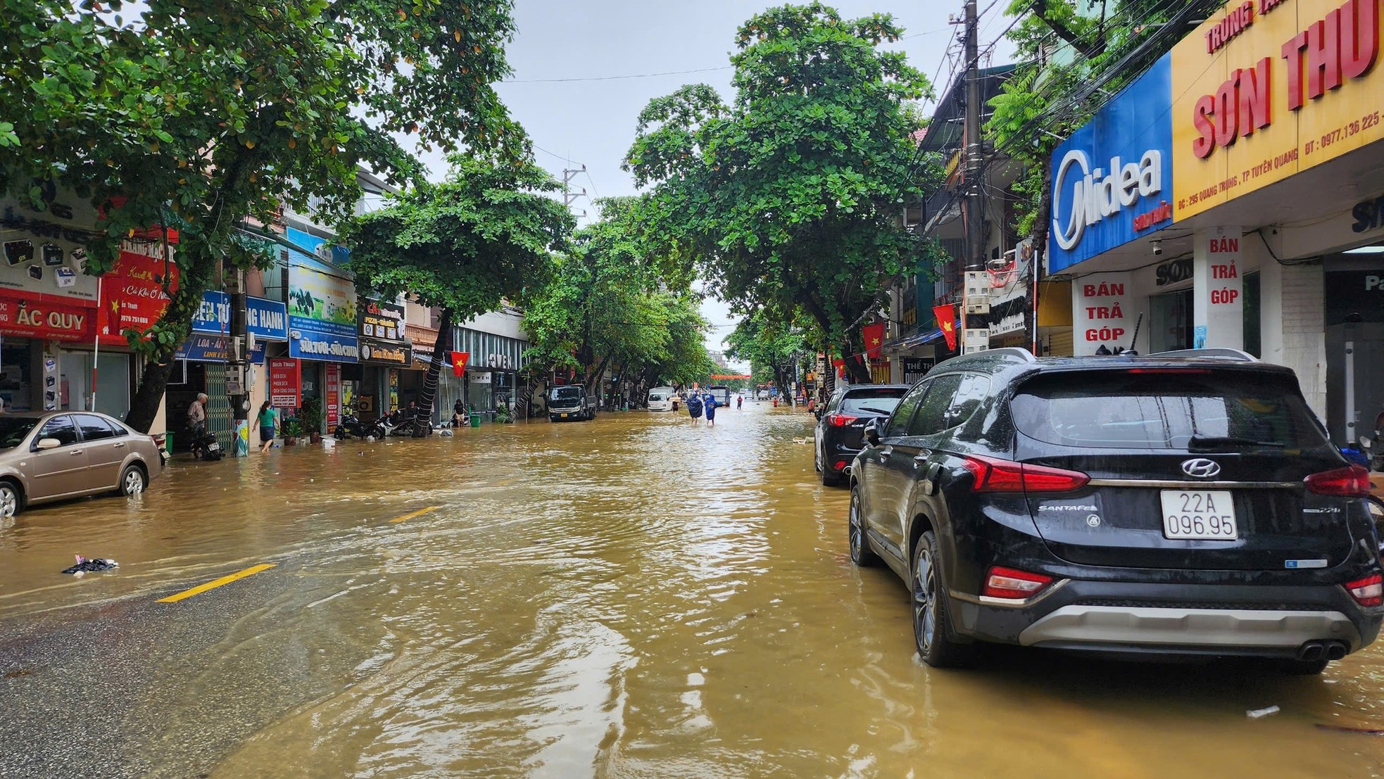 Nước sông Lô dâng cao trên mức báo động 3, Tuyên Quang ngập sâu trên 2m - Ảnh 8.