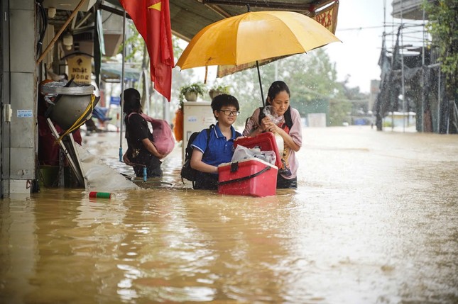 Lũ sông Hồng tại Hà Nội cách báo động 3 khoảng 53cm; Nhiều phố phường ngập trong biển nước- Ảnh 1.