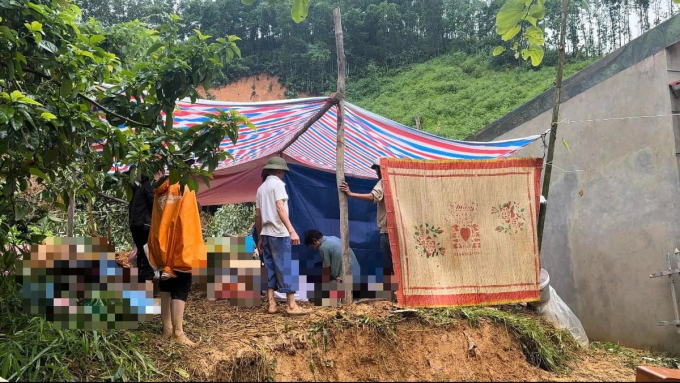 Hiện trường đau xót vụ sạt lở khiến cả gia đình nữ giáo viên tử vong: Tìm thấy ảnh cưới và đồ chơi của các con lấm lem bùn đất- Ảnh 7.