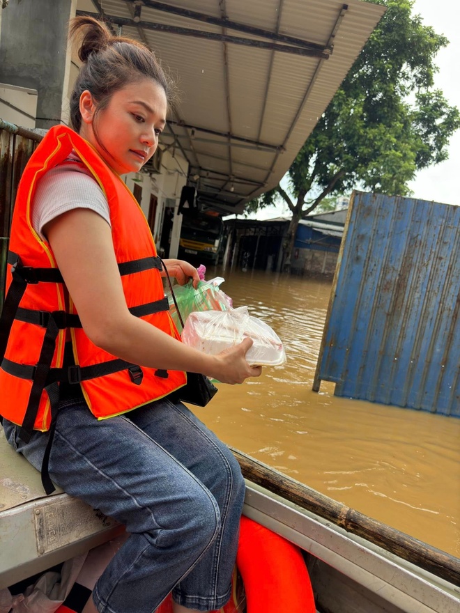 Sao Việt chung tay mùa bão lũ: Quyên góp mạnh, hành động thiết thực, chia sẻ đầy trách nhiệm - Ảnh 3.