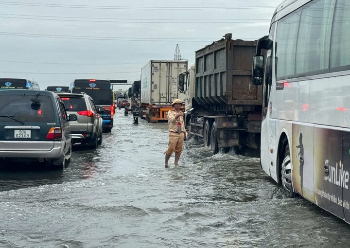 Lũ trên sông Hồng ở Hà Nội vượt báo động 2; Đóng cửa xả đáy cuối cùng của hồ thủy điện Hòa Bình - Ảnh 8.