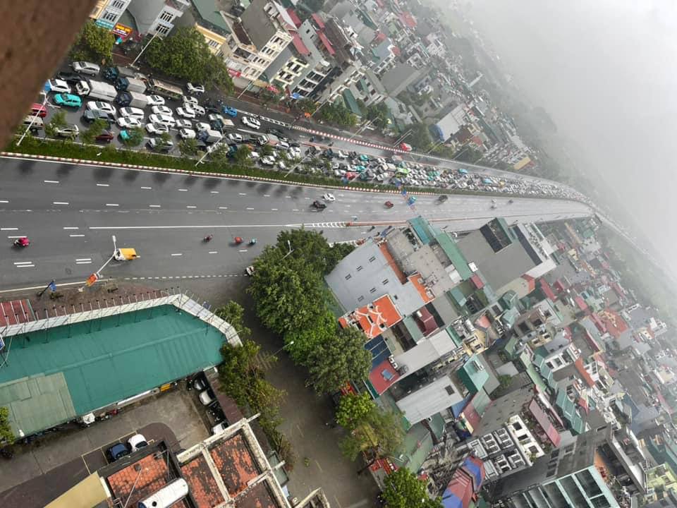 Ngay lúc này: Cầu Vĩnh Tuy hướng về Long Biên ùn tắc nghiêm trọng hàng cây số, tài xế chôn chân cả tiếng- Ảnh 1.