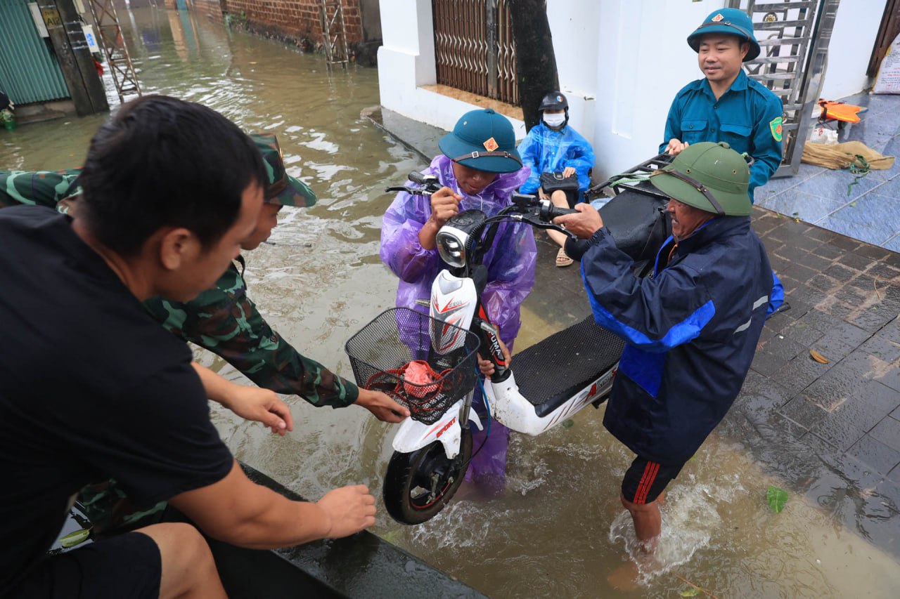 Người dân &quot;rốn lũ&quot; Chương Mỹ: Nước ngập sâu ngang ngực, vội vã chạy lũ dưới cơn mưa tầm tã- Ảnh 11.