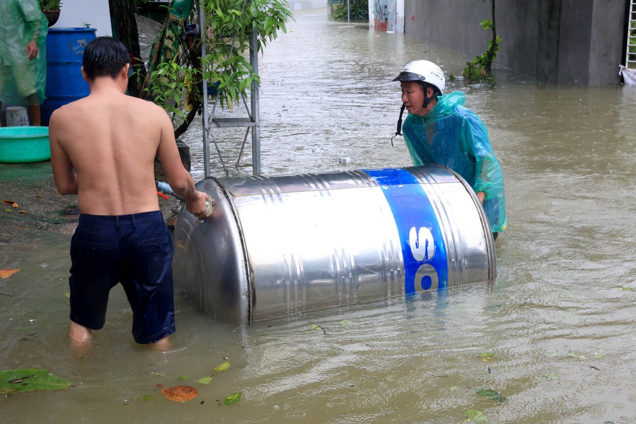 Người dân &quot;rốn lũ&quot; Chương Mỹ: Nước ngập sâu ngang ngực, vội vã chạy lũ dưới cơn mưa tầm tã- Ảnh 12.