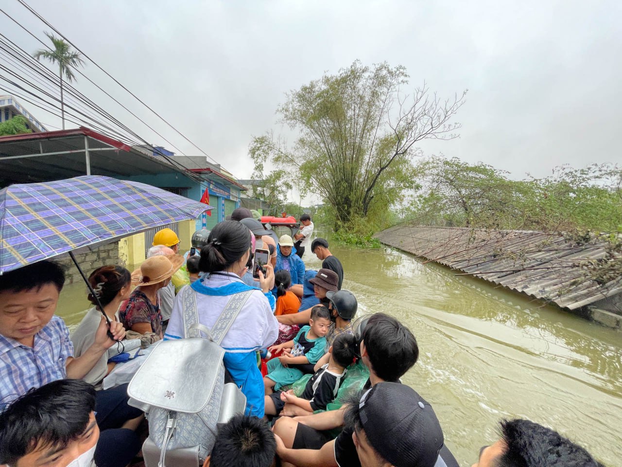 Người dân &quot;rốn lũ&quot; Chương Mỹ: Nước ngập sâu ngang ngực, vội vã chạy lũ dưới cơn mưa tầm tã- Ảnh 1.