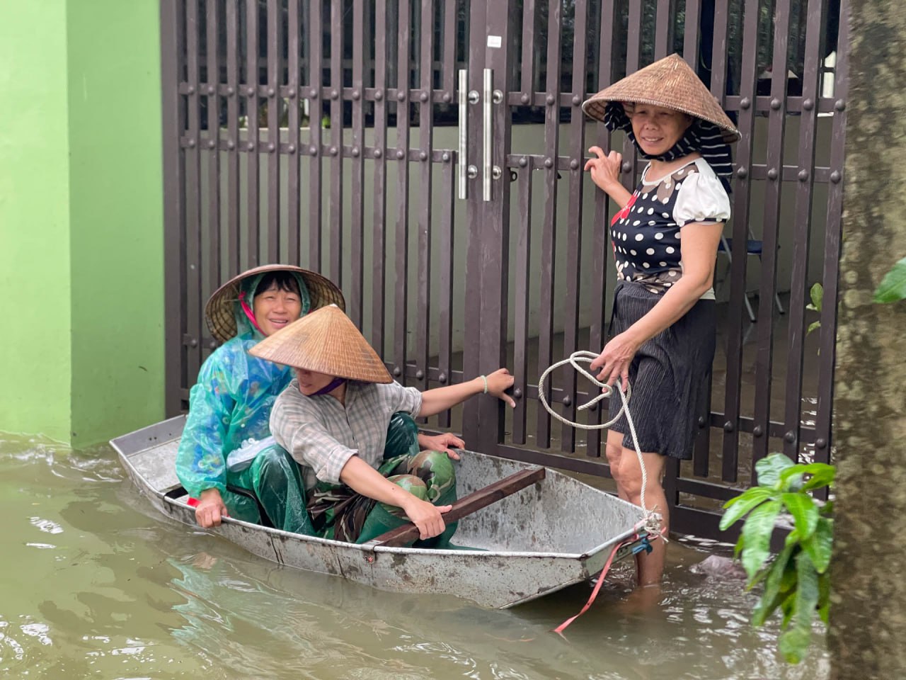 Người dân &quot;rốn lũ&quot; Chương Mỹ: Nước ngập sâu ngang ngực, vội vã chạy lũ dưới cơn mưa tầm tã- Ảnh 5.