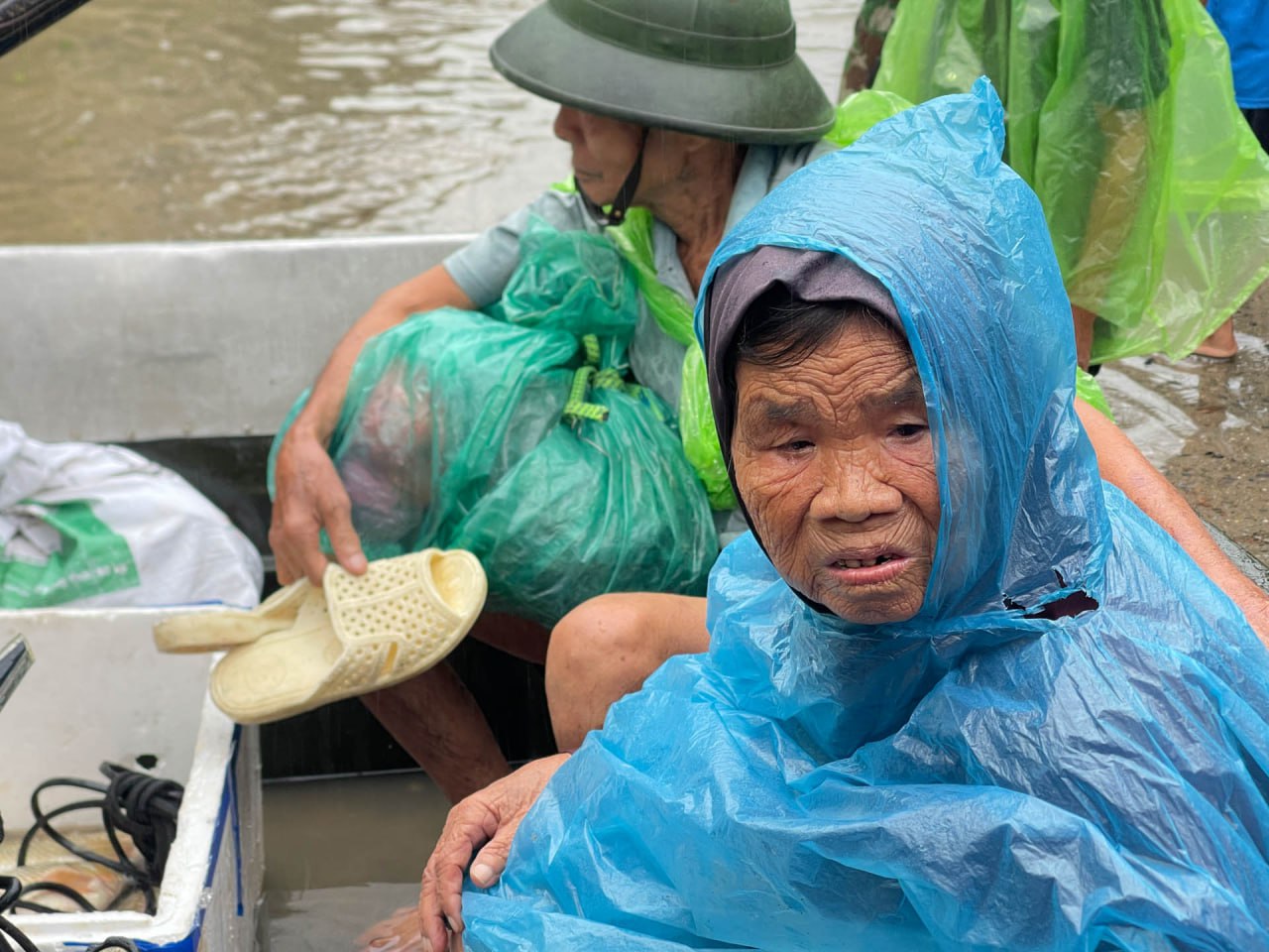 Người dân &quot;rốn lũ&quot; Chương Mỹ: Nước ngập sâu ngang ngực, vội vã chạy lũ dưới cơn mưa tầm tã- Ảnh 13.