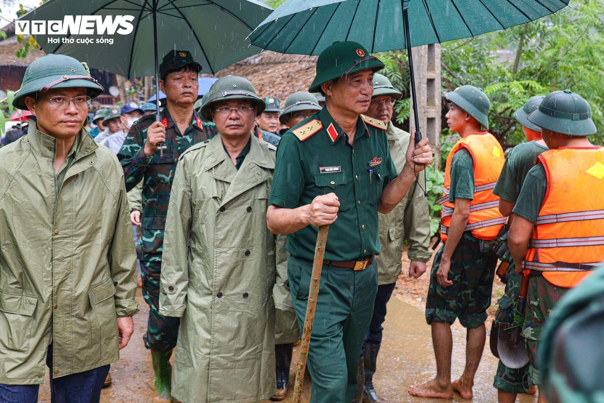 Tiếng khóc xé lòng tại nơi xảy ra lũ quét cả bản làng ở Lào Cai - Ảnh 12.