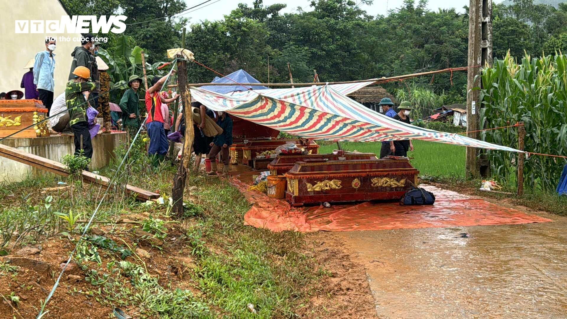 Tiếng khóc xé lòng tại nơi xảy ra lũ quét cả bản làng ở Lào Cai - Ảnh 1.