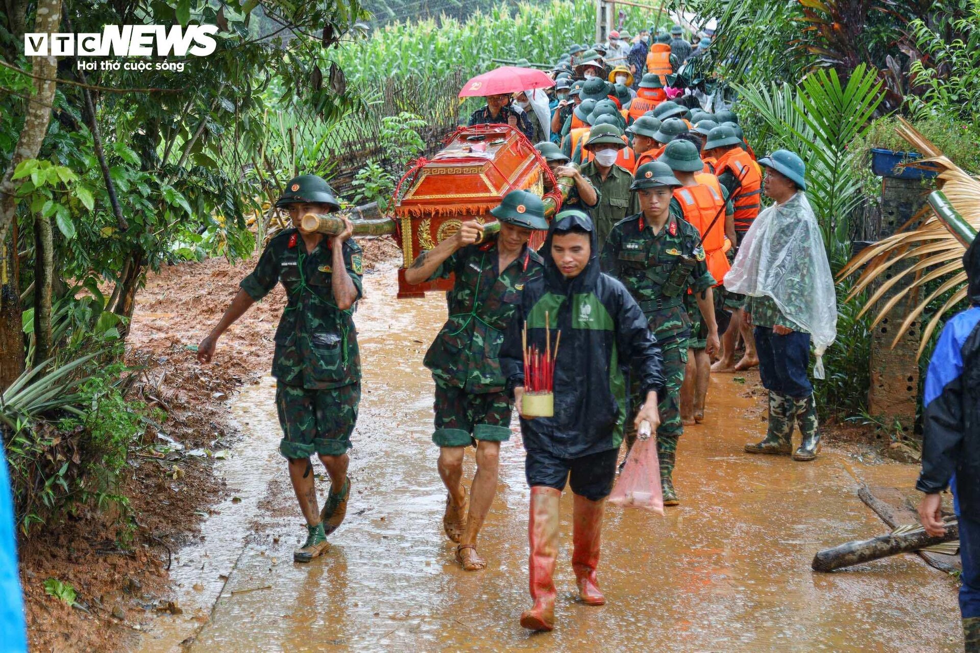 Tiếng khóc xé lòng tại nơi xảy ra lũ quét cả bản làng ở Lào Cai - Ảnh 8.