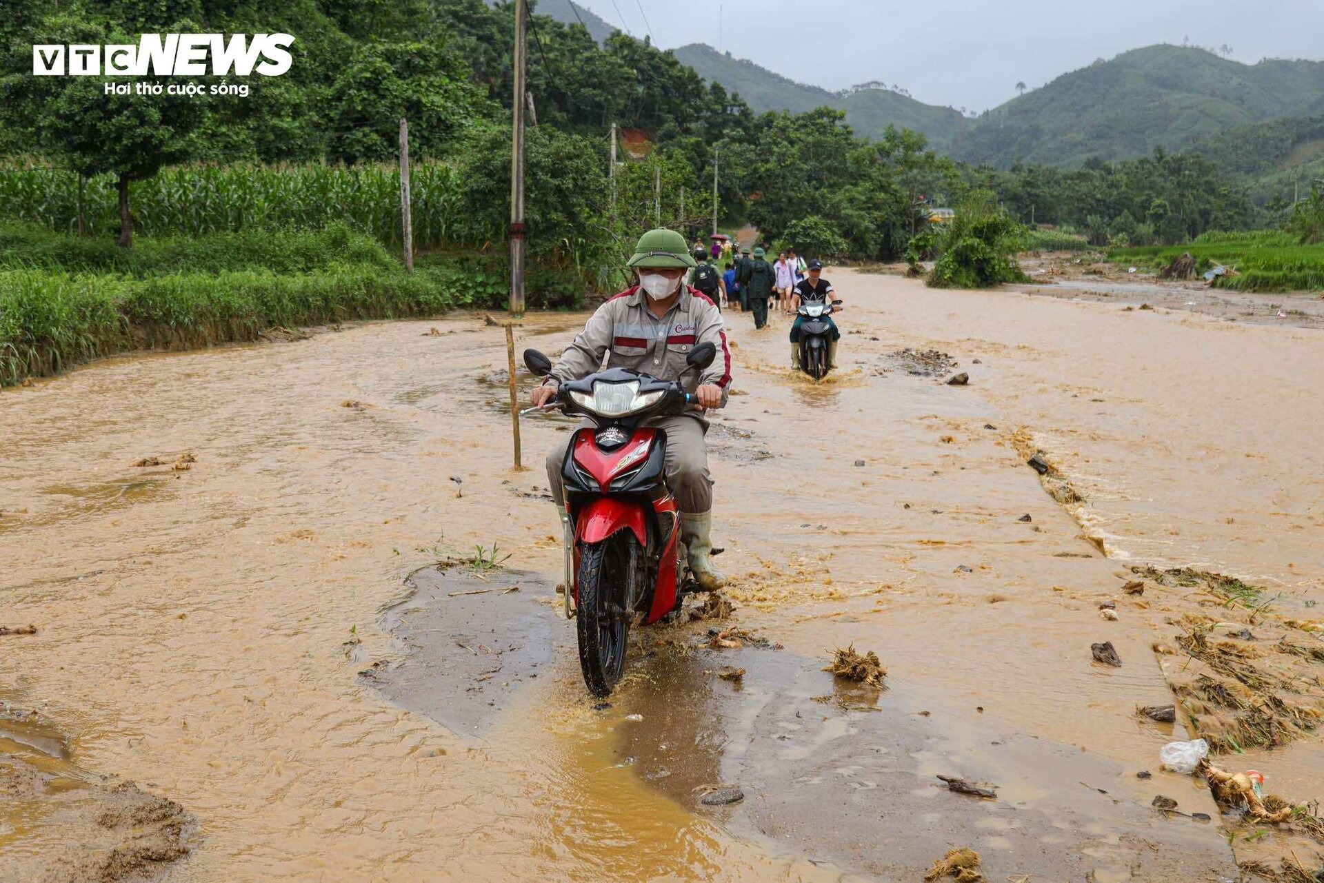 Tiếng khóc xé lòng tại nơi xảy ra lũ quét cả bản làng ở Lào Cai - Ảnh 16.