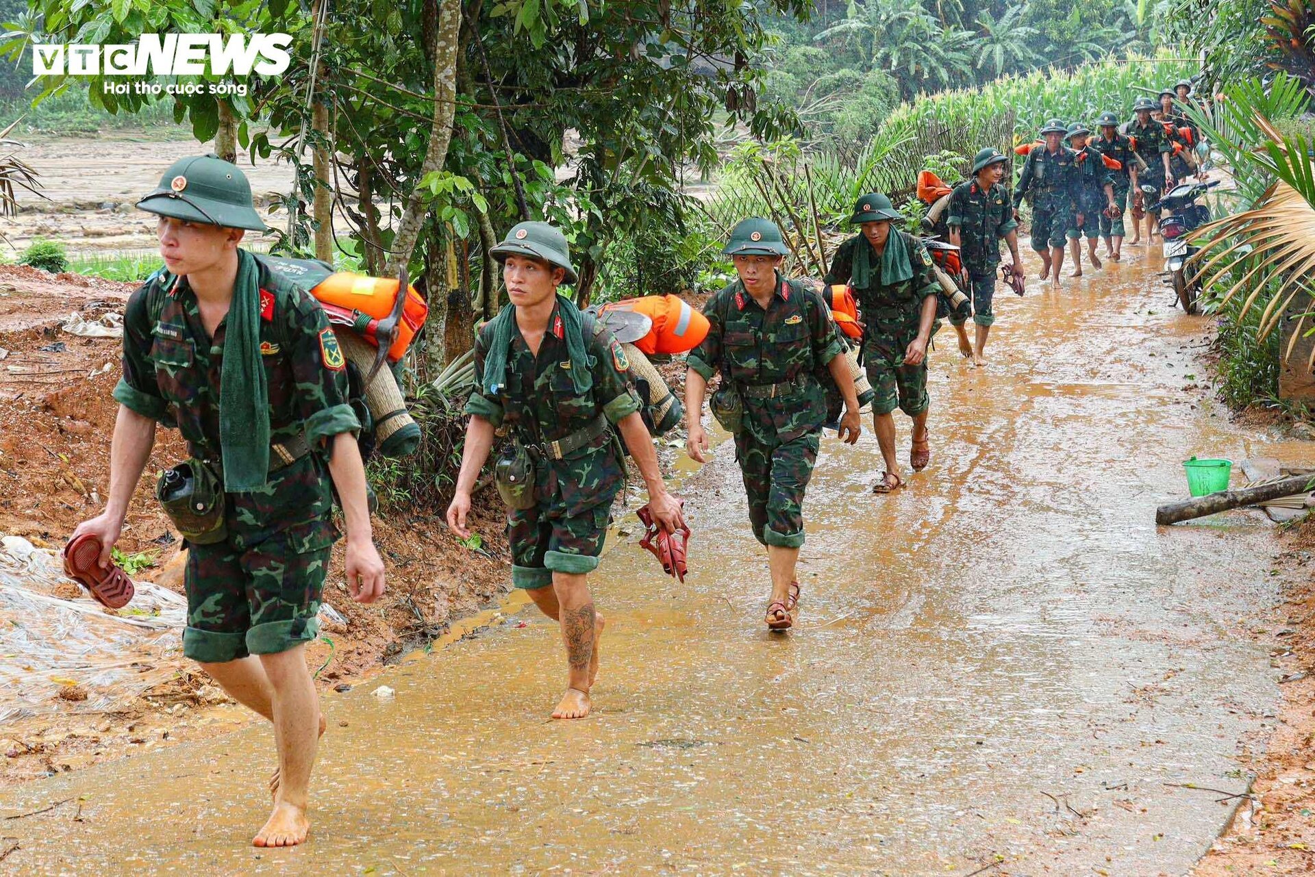 Tiếng khóc xé lòng tại nơi xảy ra lũ quét cả bản làng ở Lào Cai - Ảnh 9.