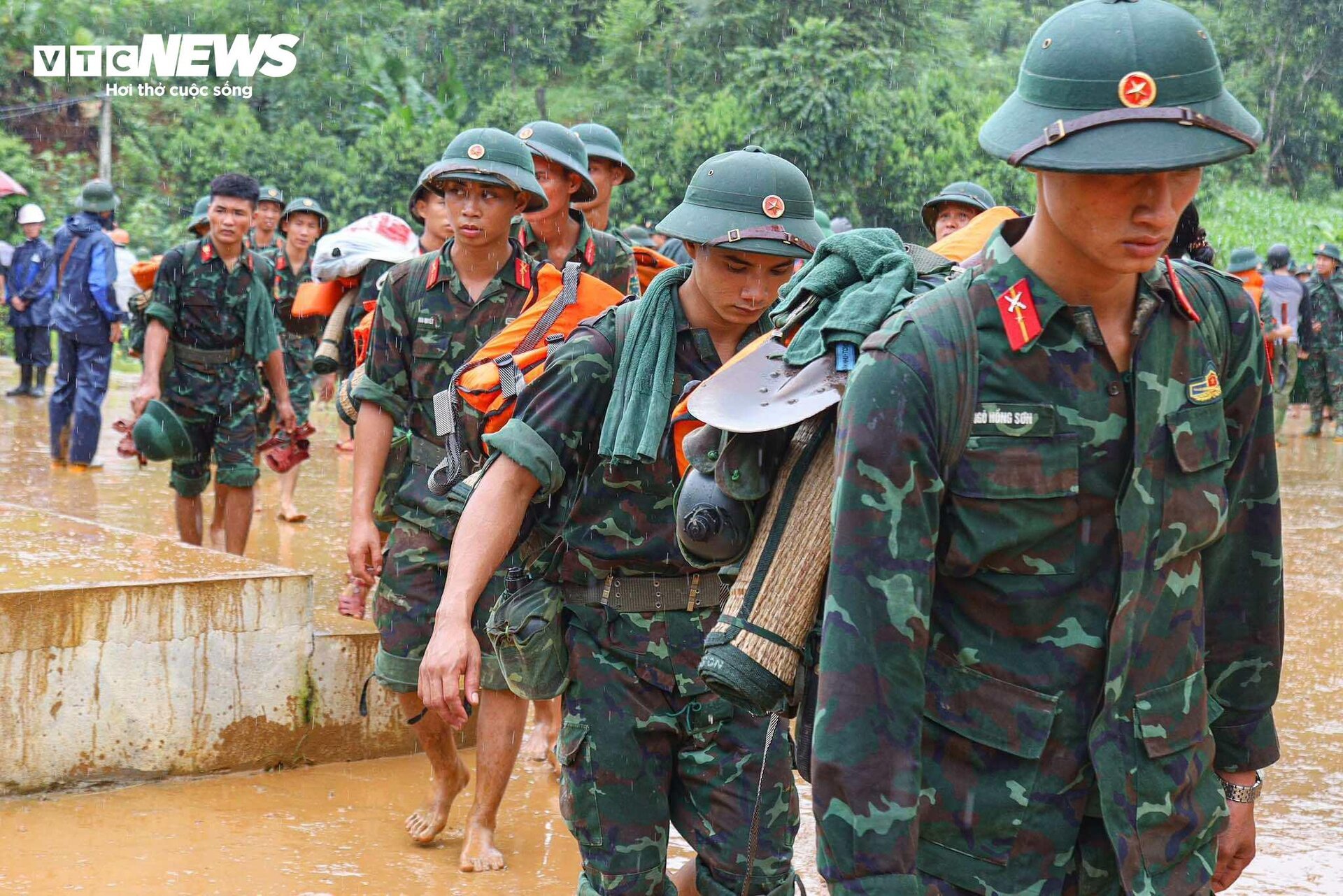 Tiếng khóc xé lòng tại nơi xảy ra lũ quét cả bản làng ở Lào Cai - Ảnh 10.