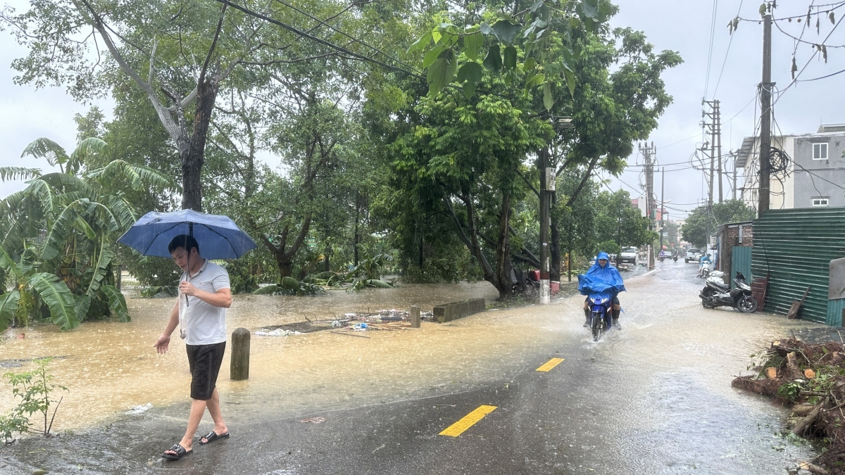 Người dân bãi Thúy Lĩnh (Hà Nội) căng mình chặn nước lũ tràn vào khu dân cư- Ảnh 2.