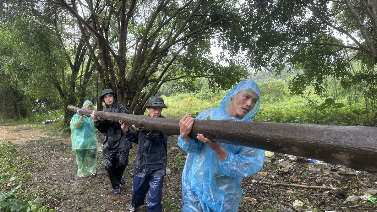 Người dân bãi Thúy Lĩnh (Hà Nội) căng mình chặn nước lũ tràn vào khu dân cư- Ảnh 13.