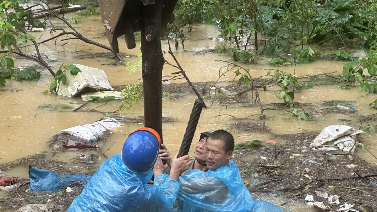 Người dân bãi Thúy Lĩnh (Hà Nội) căng mình chặn nước lũ tràn vào khu dân cư- Ảnh 16.