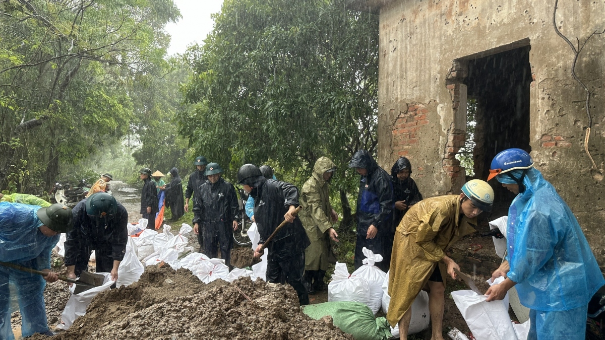 Người dân bãi Thúy Lĩnh (Hà Nội) căng mình chặn nước lũ tràn vào khu dân cư- Ảnh 10.