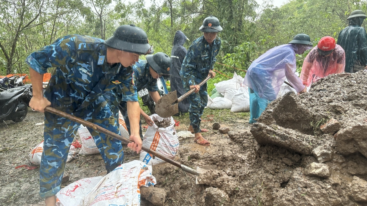 Người dân bãi Thúy Lĩnh (Hà Nội) căng mình chặn nước lũ tràn vào khu dân cư- Ảnh 7.