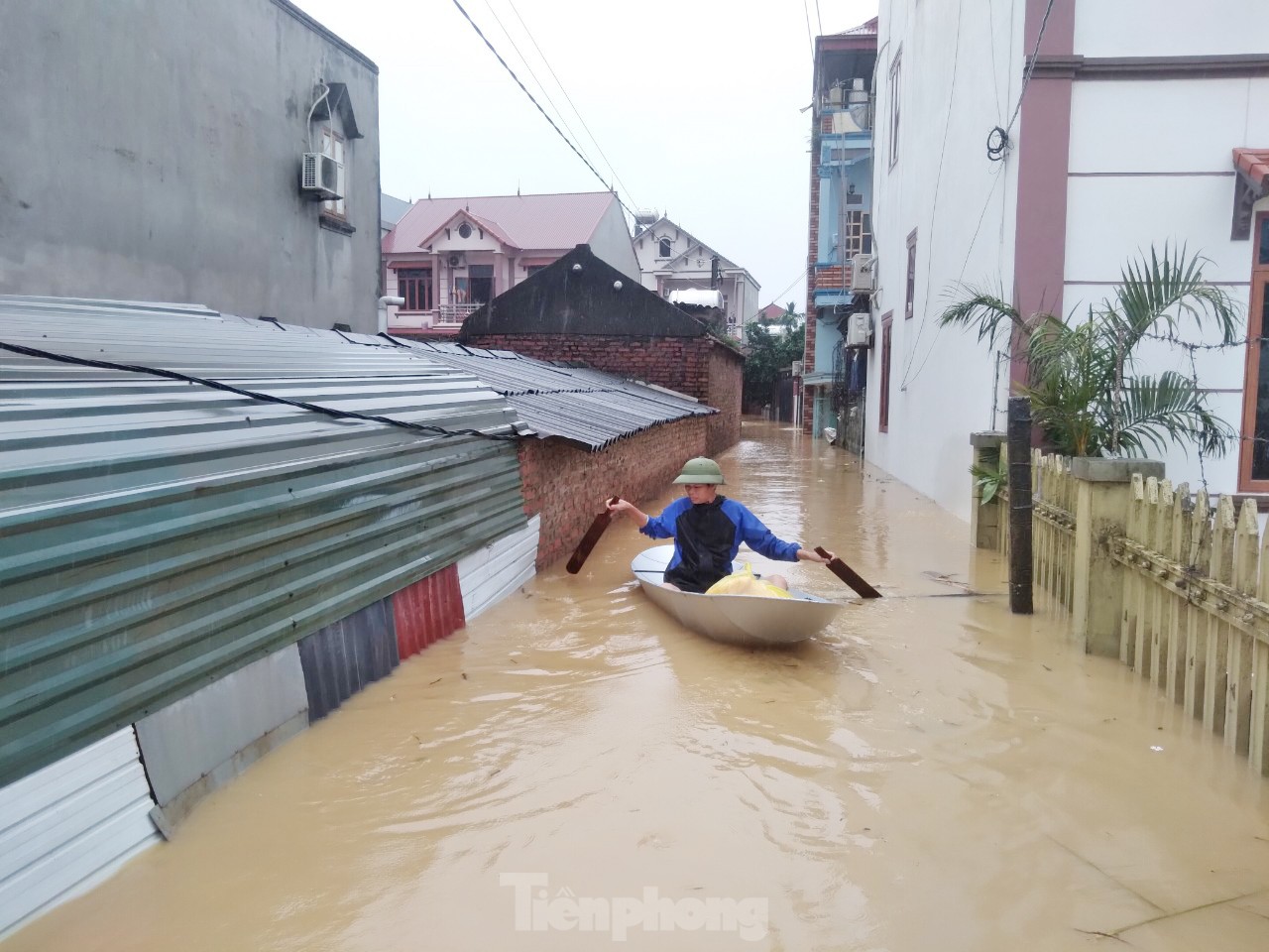 Cận cảnh cuộc sống người dân ngập trong biển nước do tràn đê bối ở Bắc Giang - Ảnh 5.