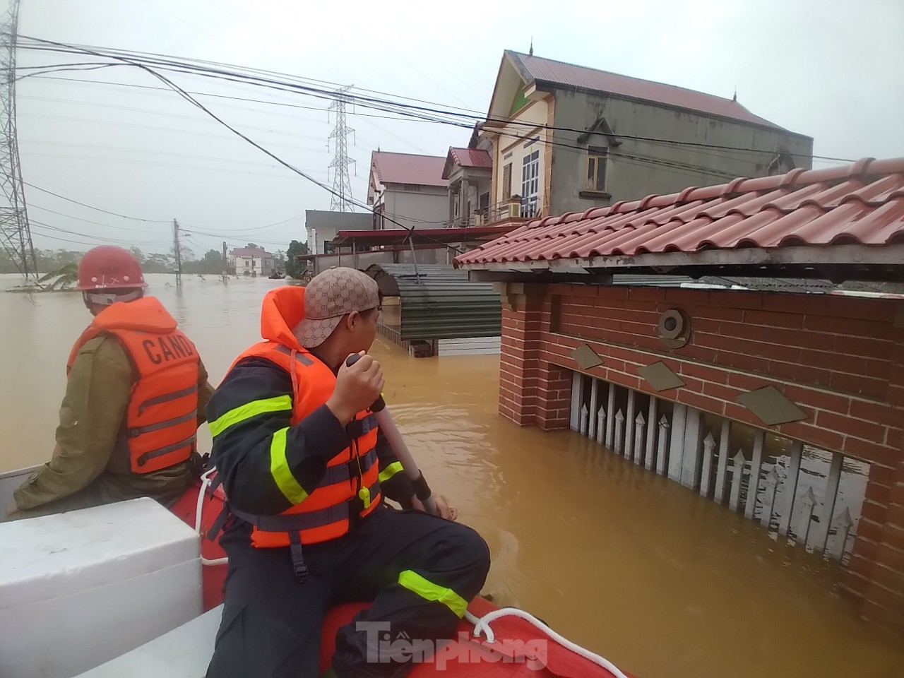 Cận cảnh cuộc sống người dân ngập trong biển nước do tràn đê bối ở Bắc Giang - Ảnh 3.