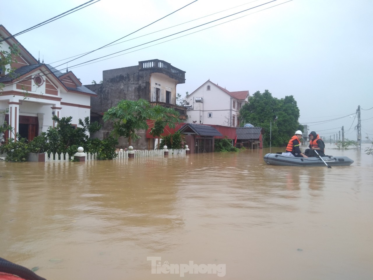 Cận cảnh cuộc sống người dân ngập trong biển nước do tràn đê bối ở Bắc Giang - Ảnh 2.