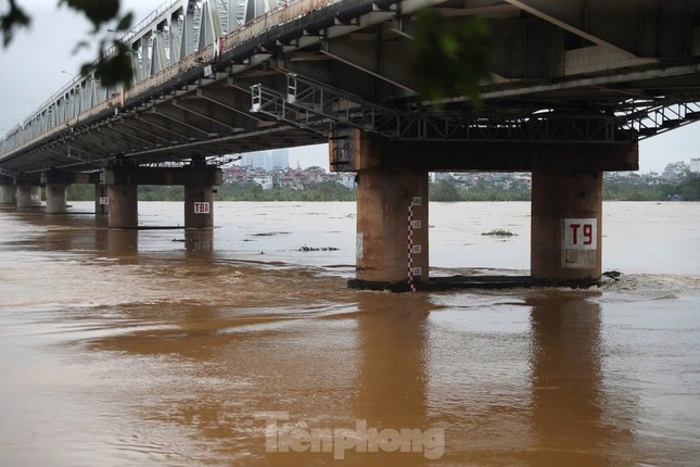 Hà Nội phát lệnh báo động lũ trên sông Hồng đoạn Ba Vì, Sơn Tây; Tổng 292 người chết và mất tích do bão lũ- Ảnh 1.