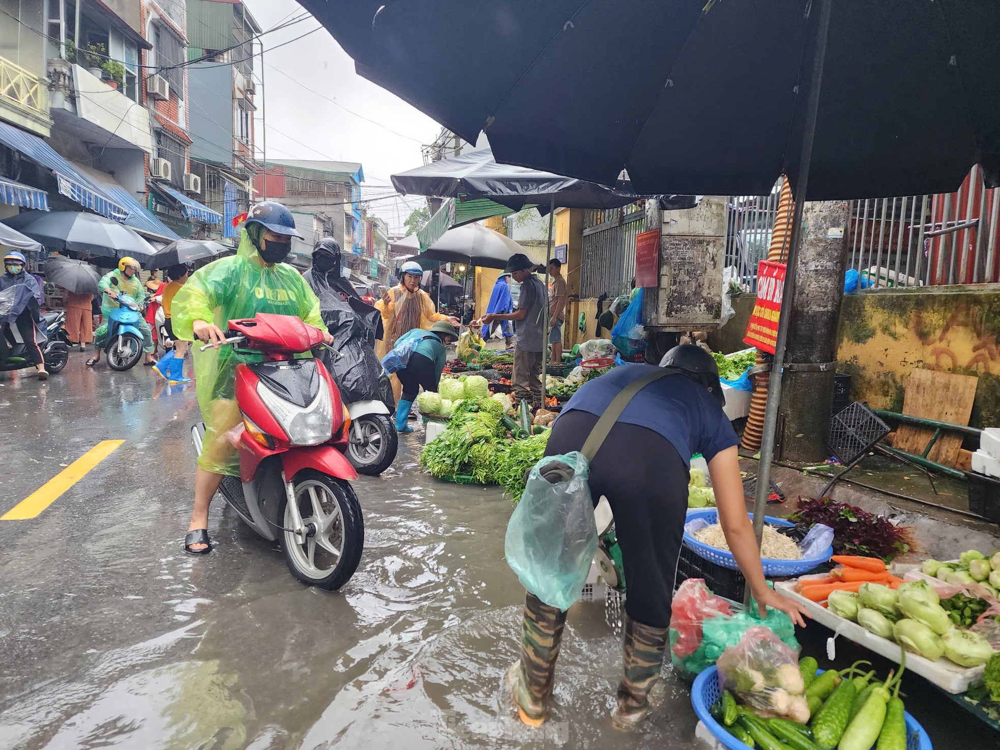 Hà Nội: Mất điện, ngập sâu, hàng trăm dân ngoài đê di tản - Ảnh 11.