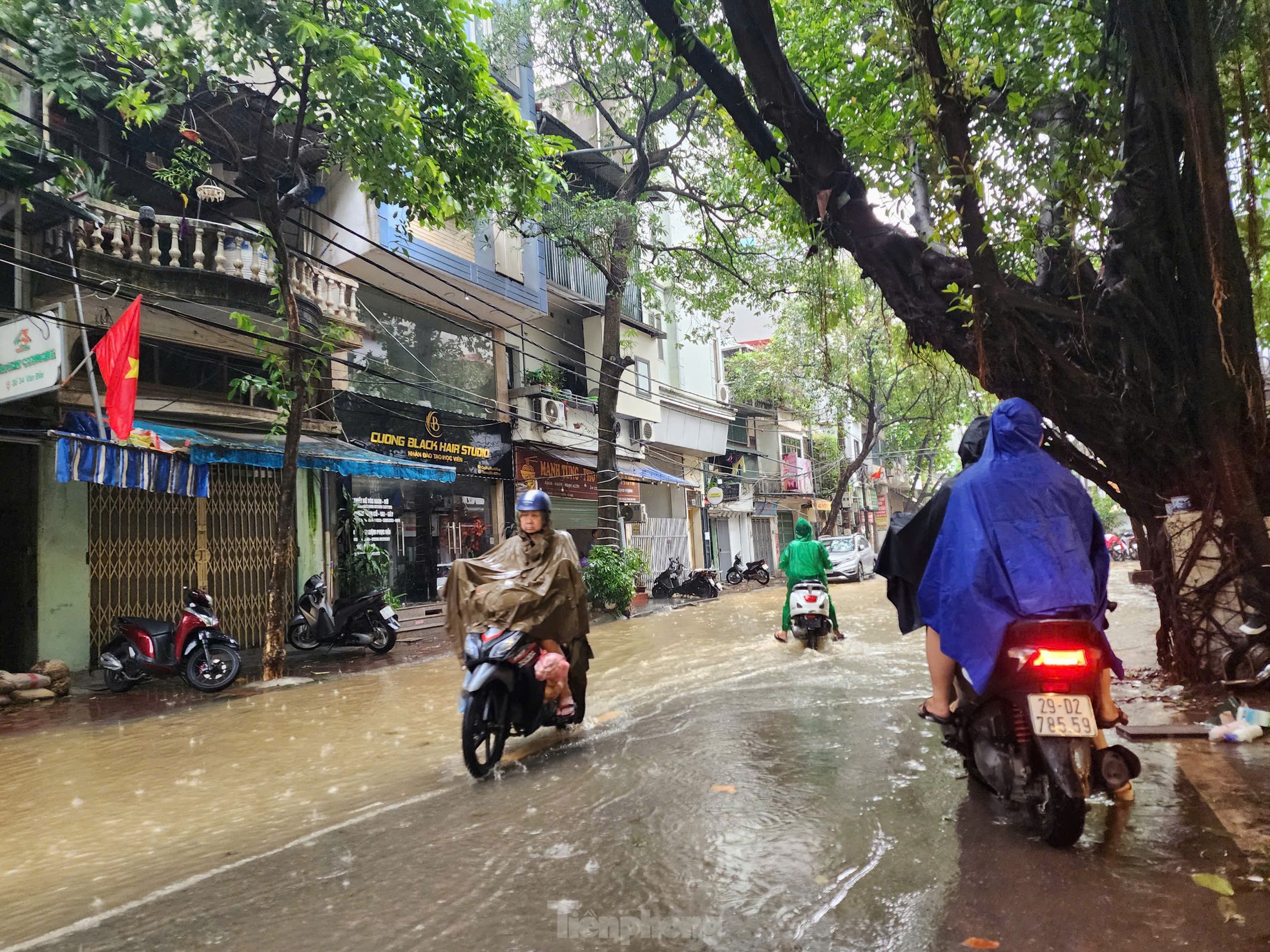 Hà Nội: Mất điện, ngập sâu, hàng trăm dân ngoài đê di tản - Ảnh 10.