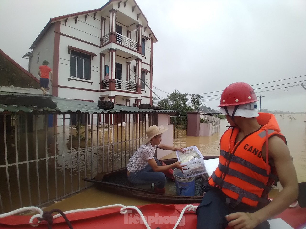 Cận cảnh cuộc sống người dân ngập trong biển nước do tràn đê bối ở Bắc Giang - Ảnh 9.