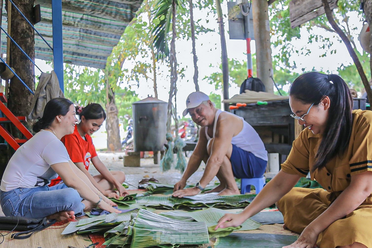 Người dân Đà Nẵng nấu bánh chưng xuyên đêm ủng hộ vùng lũ miền Bắc - Ảnh 1.