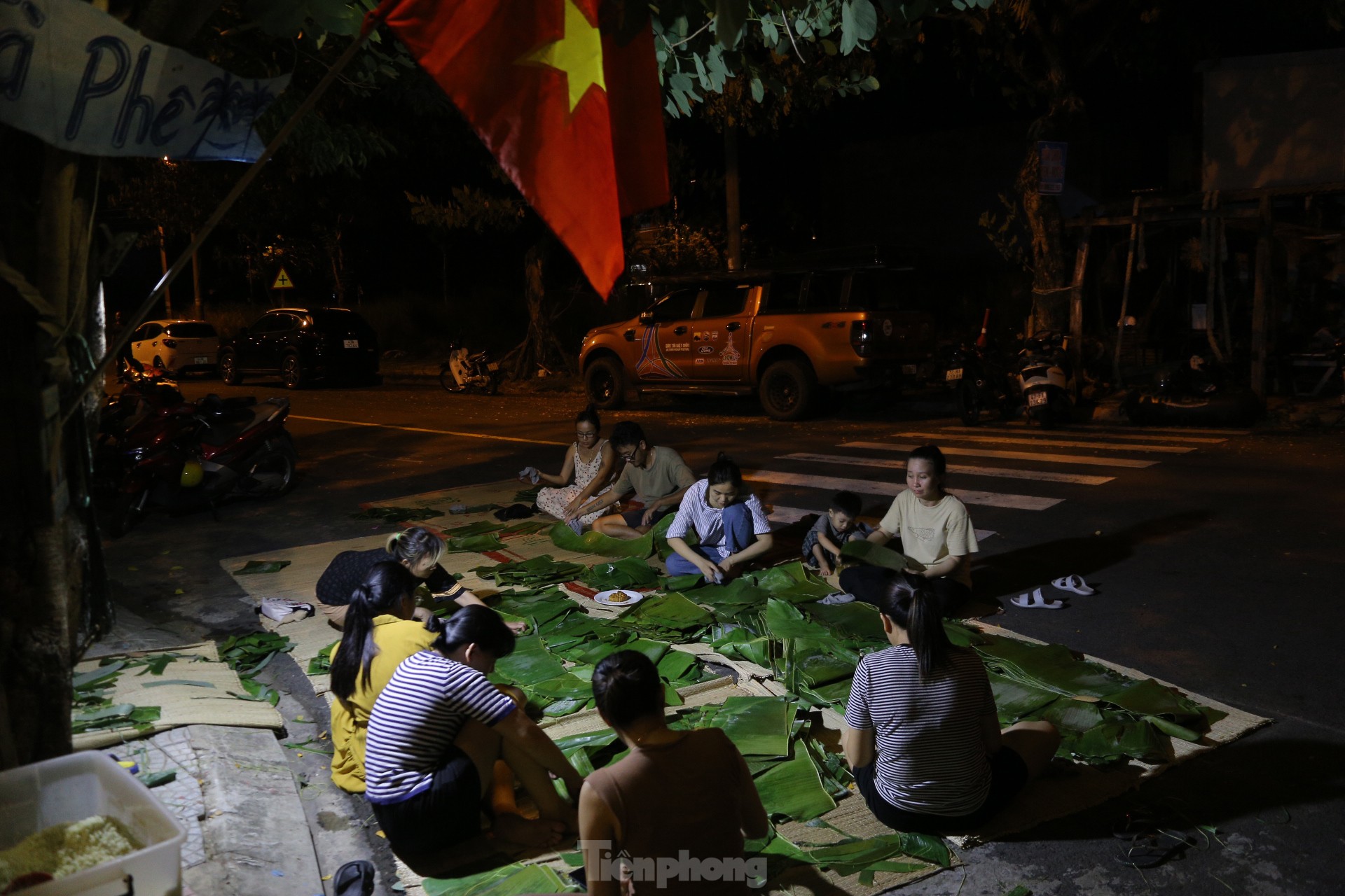 Người dân Đà Nẵng nấu bánh chưng xuyên đêm ủng hộ vùng lũ miền Bắc - Ảnh 4.