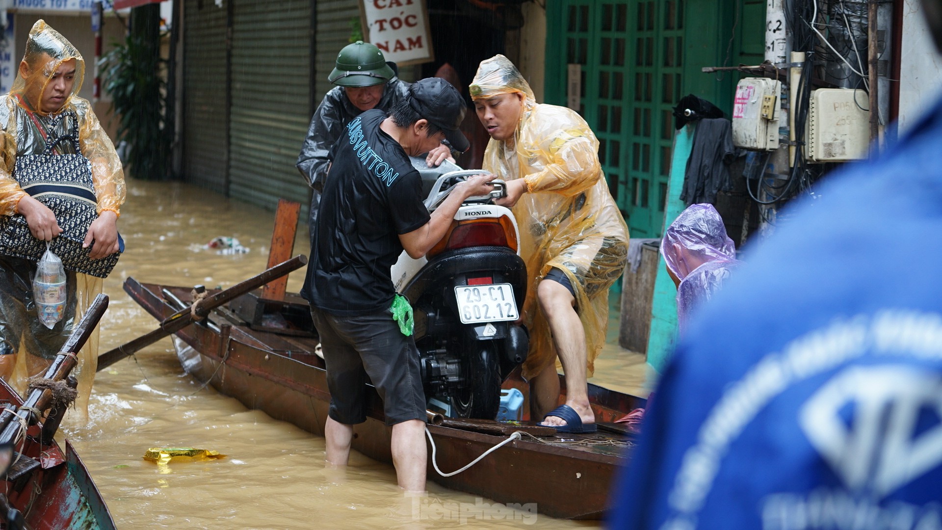 Hà Nội: Mất điện, ngập sâu, hàng trăm dân ngoài đê di tản - Ảnh 13.