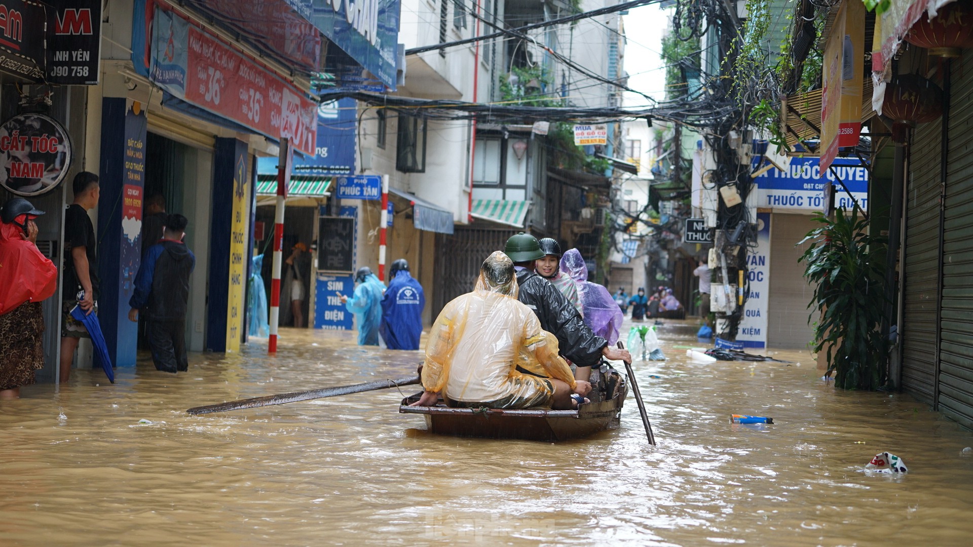 Hà Nội: Mất điện, ngập sâu, hàng trăm dân ngoài đê di tản - Ảnh 1.