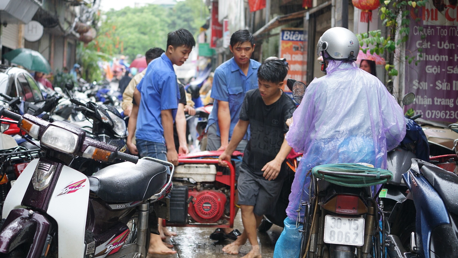 Hà Nội: Mất điện, ngập sâu, hàng trăm dân ngoài đê di tản - Ảnh 8.