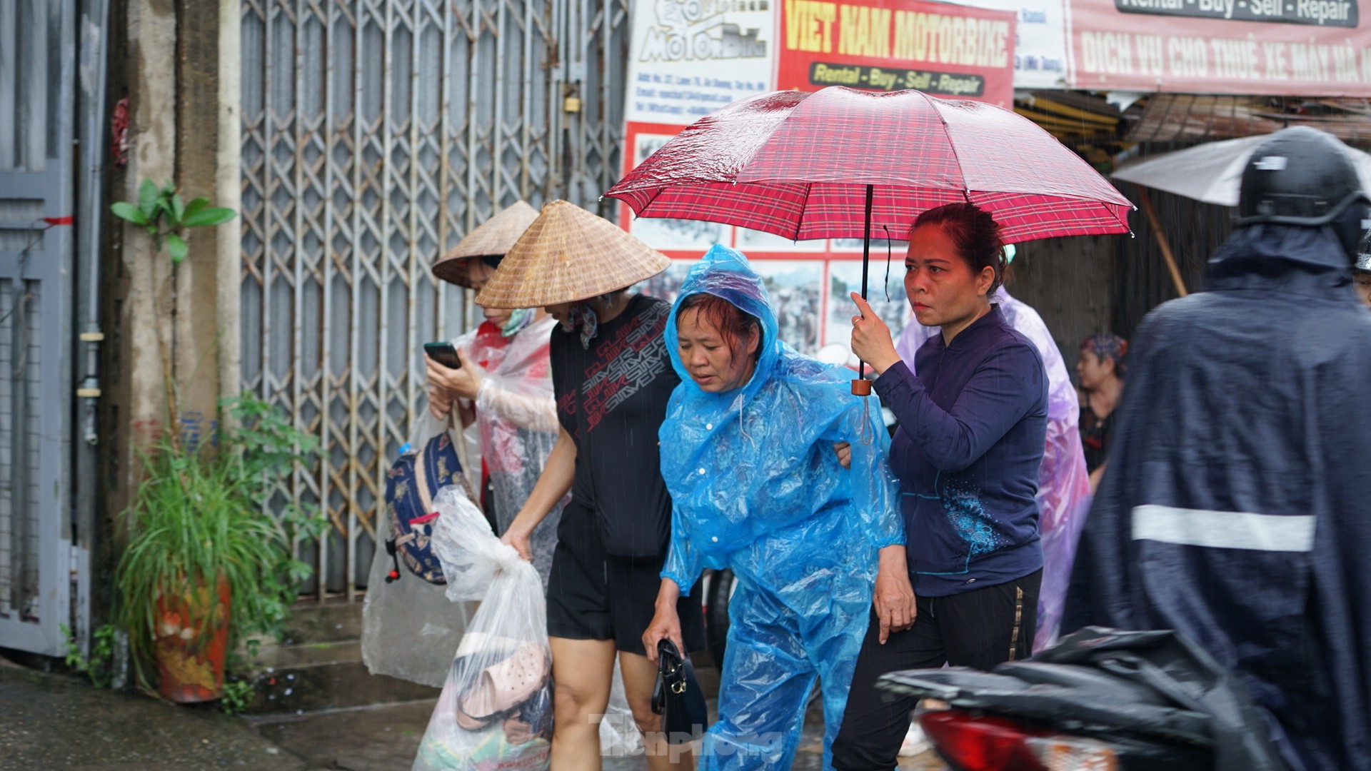 Hà Nội: Mất điện, ngập sâu, hàng trăm dân ngoài đê di tản - Ảnh 2.