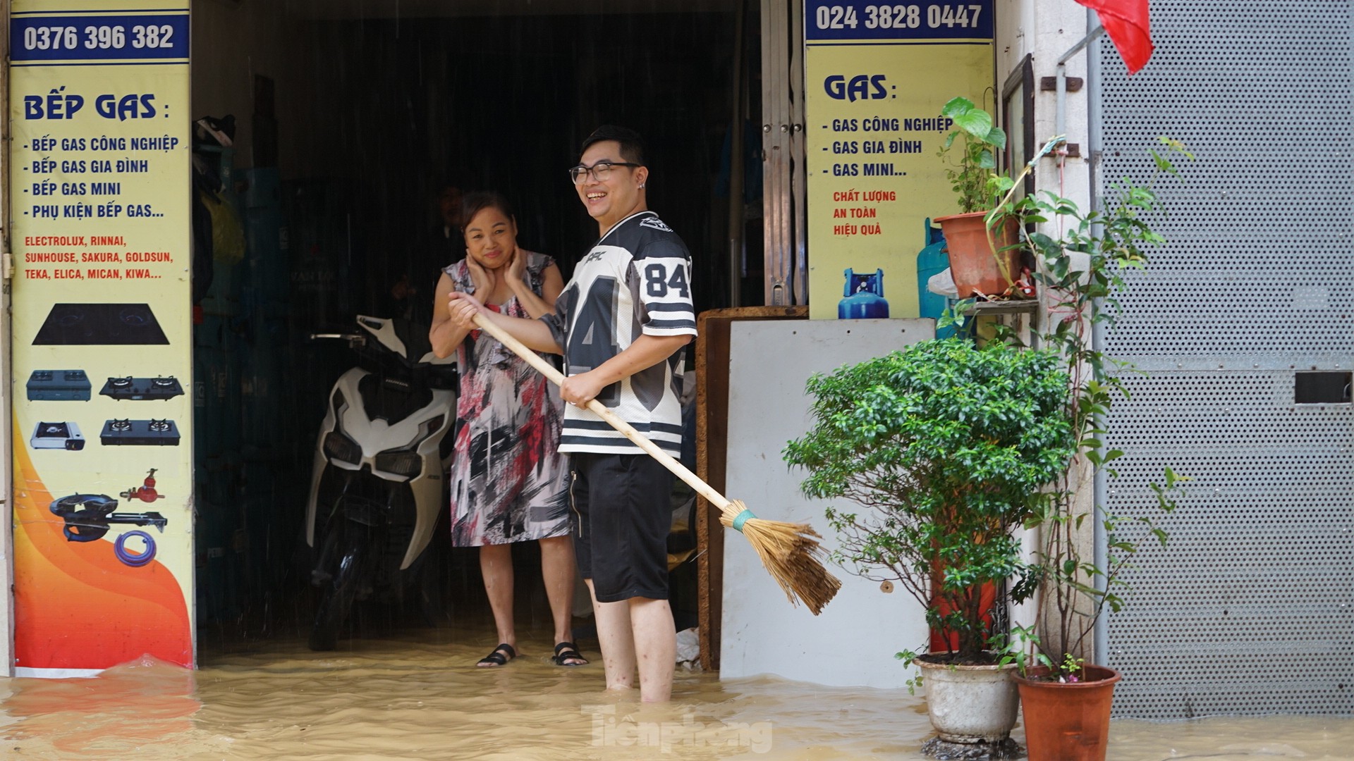 Hà Nội: Mất điện, ngập sâu, hàng trăm dân ngoài đê di tản - Ảnh 7.