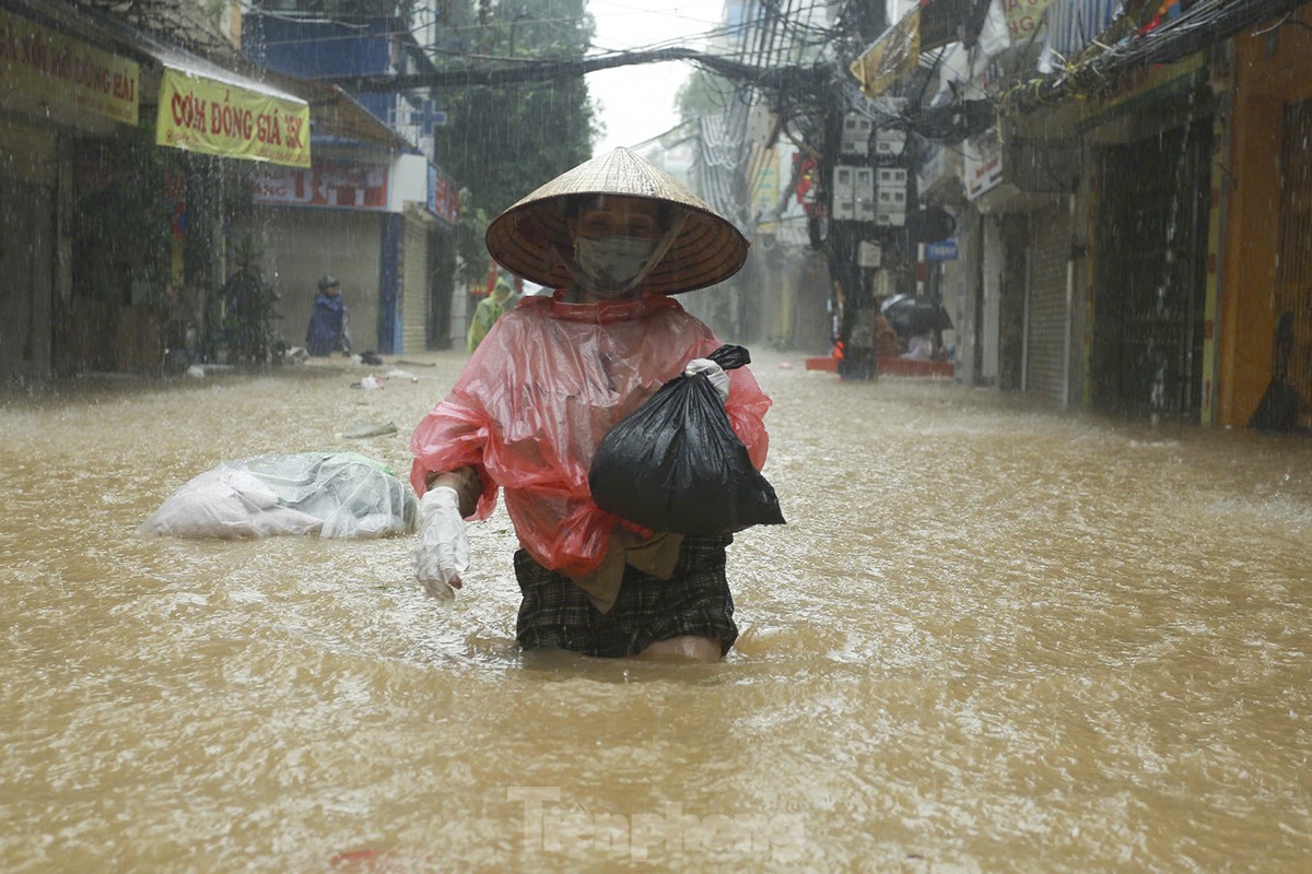 Hà Nội: Nước dâng cao cả mét, người dân dùng thuyền dọn đồ &quot;chạy lũ&quot; - Ảnh 4.