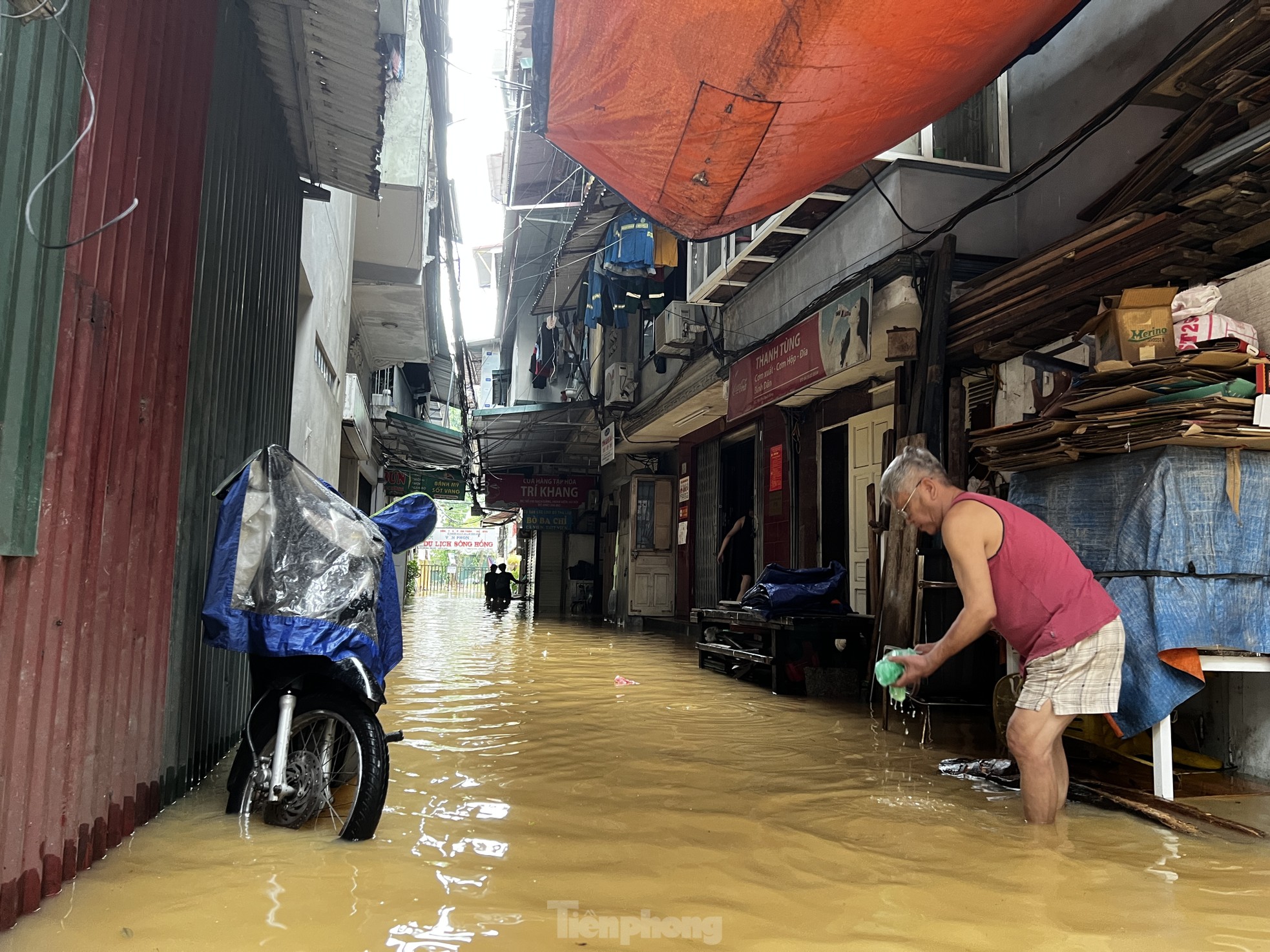 Hà Nội: Mất điện, ngập sâu, hàng trăm dân ngoài đê di tản - Ảnh 14.