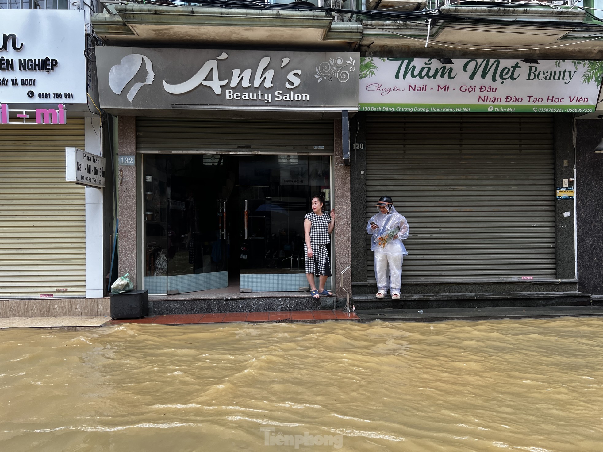 Hà Nội: Mất điện, ngập sâu, hàng trăm dân ngoài đê di tản - Ảnh 6.