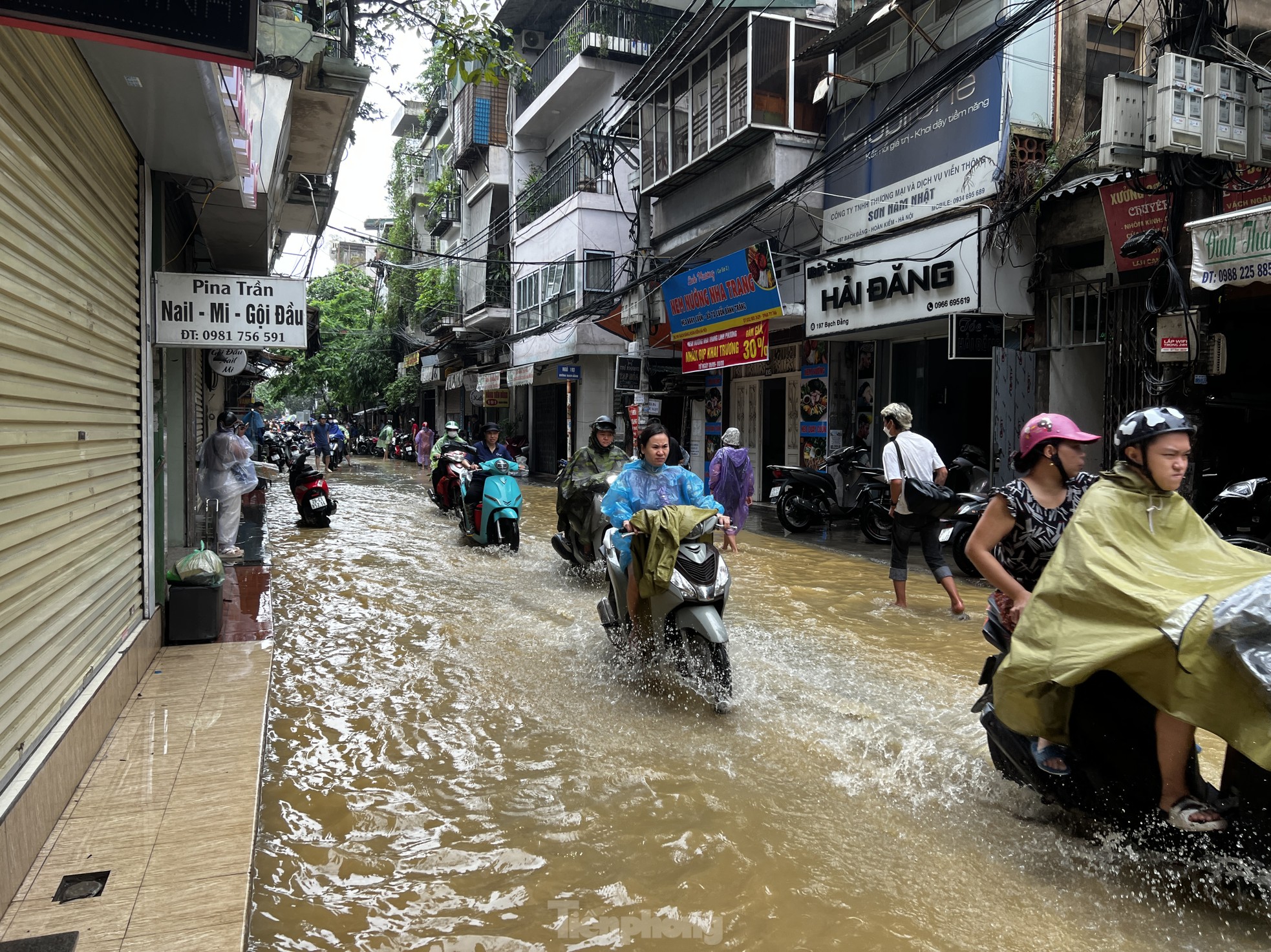 Hà Nội: Mất điện, ngập sâu, hàng trăm dân ngoài đê di tản - Ảnh 4.