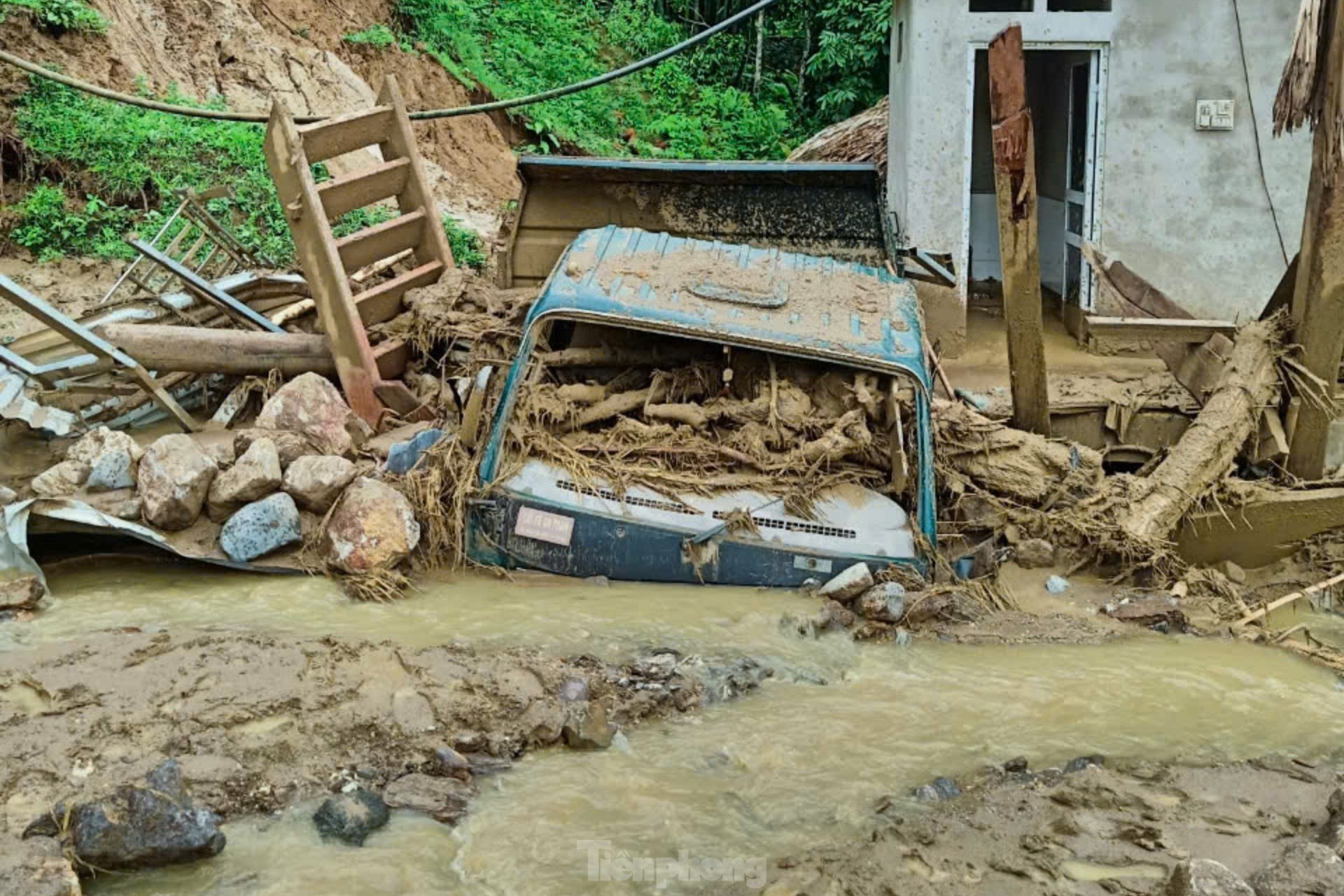 Lào Cai: Cảnh tan hoang của ngôi làng vừa bị lũ quét vùi lấp thôn Làng Nủ - Ảnh 7.