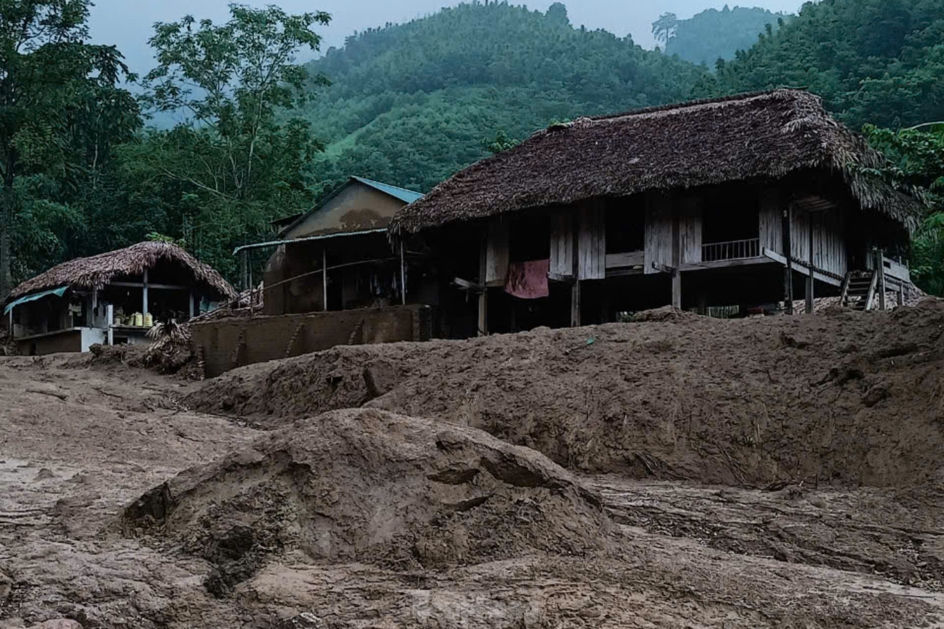 Lào Cai: Cảnh tan hoang của ngôi làng vừa bị lũ quét vùi lấp thôn Làng Nủ - Ảnh 9.