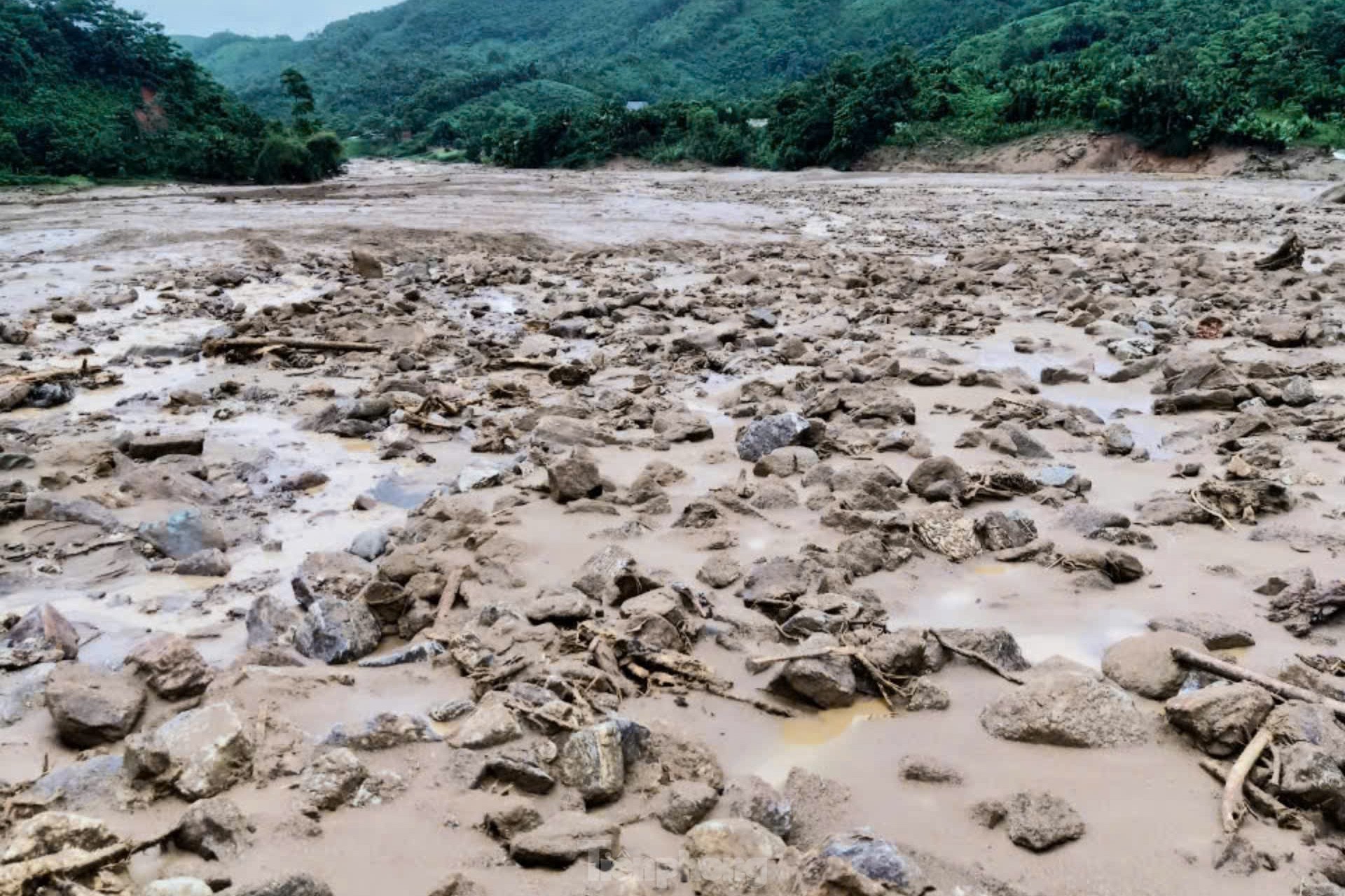 Lào Cai: Cảnh tan hoang của ngôi làng vừa bị lũ quét vùi lấp thôn Làng Nủ - Ảnh 10.