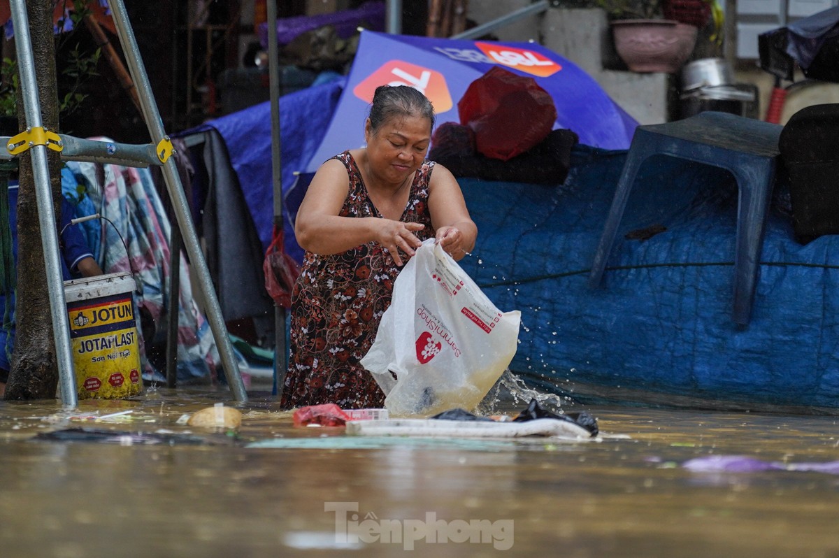 Hà Nội: Nước dâng cao cả mét, người dân dùng thuyền dọn đồ &quot;chạy lũ&quot; - Ảnh 14.