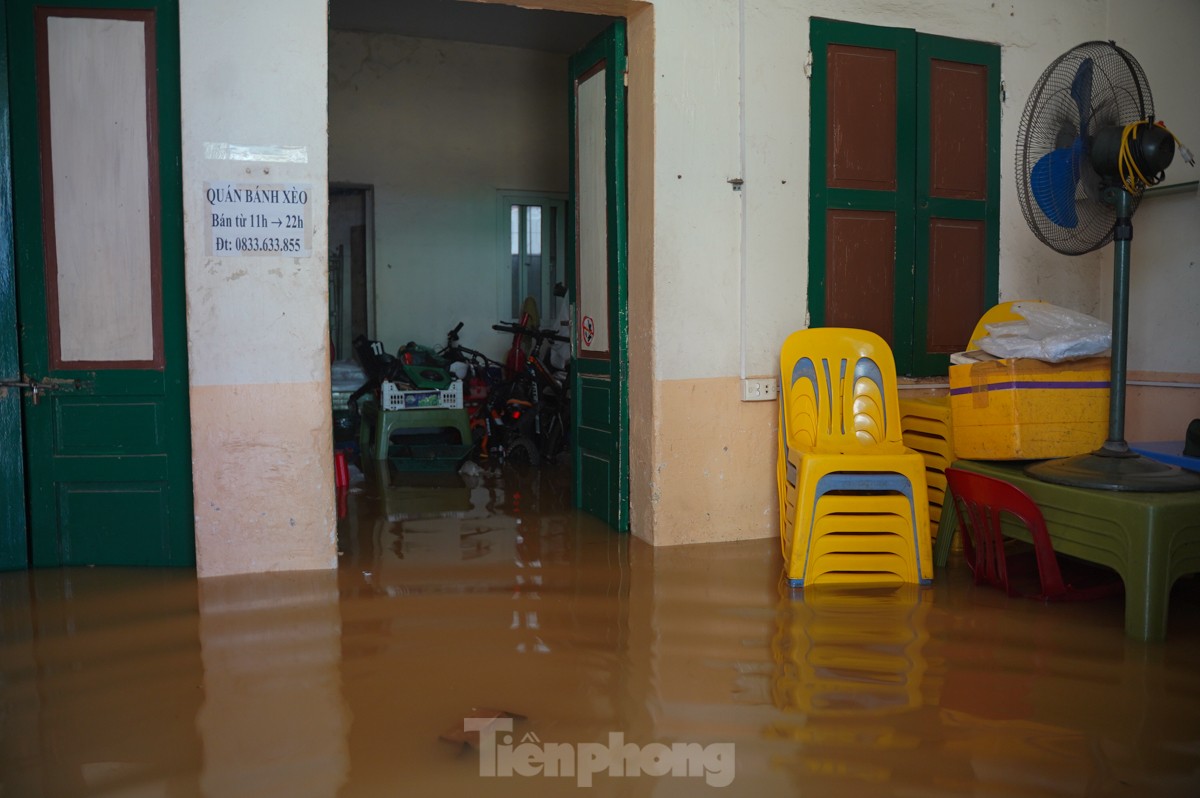 Hà Nội: Nước dâng cao cả mét, người dân dùng thuyền dọn đồ &quot;chạy lũ&quot; - Ảnh 10.