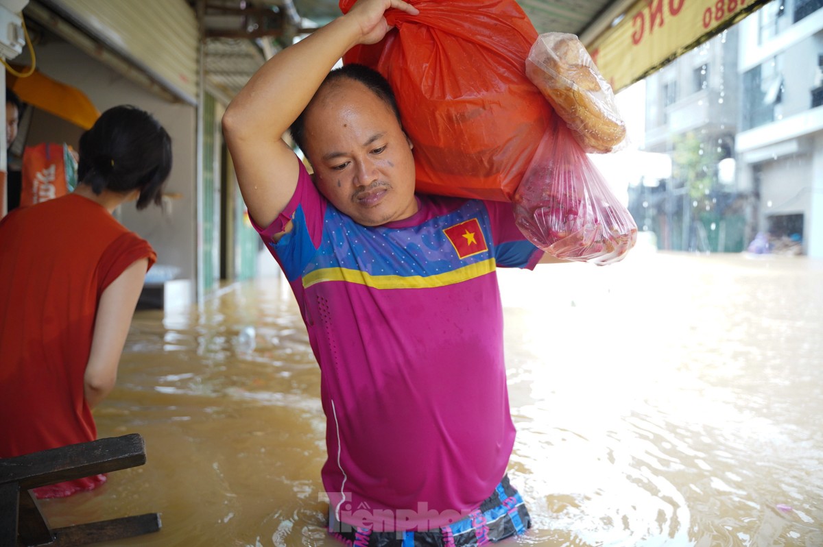 Hà Nội: Nước dâng cao cả mét, người dân dùng thuyền dọn đồ &quot;chạy lũ&quot; - Ảnh 7.